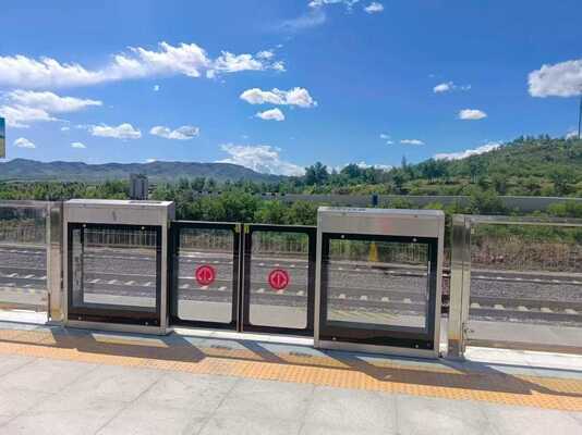 Prezzo buono Porta scorrevole automatica da 2 m a 10 m di larghezza per l'accesso controllato in varie strutture in linea